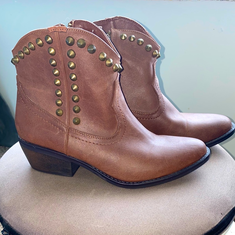 Mossimo Womens Boot- size 8